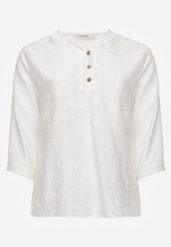 Biała Bluzka Ozdobiona Guzikami i Haftowanymi Kwiatami Delmana. Białe bluzki Born2be, plus size, z aplikacjami, z materiału, casualowe, bez kołnierzyka, plus size, bez ramiączek. Za 69.99 zł.