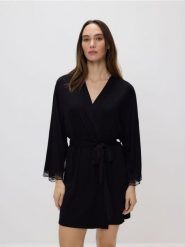 Szlafrok z koronką - czarny. Czarne szlafroki Reserved, l, bez wzorów, z koronki, bez ramiączek, bez kaptura. Za 119.99 zł.