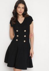 Czarna Elegancka Sukienka Rozkloszowana z Wiskozą Zdobiona Guzikami Farelna. Czarne sukienki Born2be, na co dzień, na lato, z aplikacjami, z wiskozy, eleganckie, bez kołnierzyka, bez ramiączek, mini, kopertowe. Za 209.99 zł.