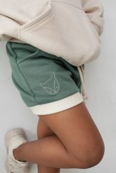 MINI spodenki z beżowym obszyciem w kolorze NORTH ATLANTIC - BOBBY-92-98 (2-3). Zielone szorty Marsala, bez wzorów, z bawełny, eleganckie. W wyprzedaży za 35.97 zł.