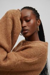 Sweter oversize z bufiastym rękawem CAMEL - RIVERO-UNI. Brązowe swetry Marsala, na lato, bez wzorów, ze skóry, bez ramiączek. Za 249.90 zł.