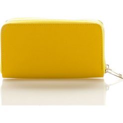 Skórzany portfel w kolorze żółtym - 20 x 10 x 1 cm. Żółte portfele Classe Regina, bez wzorów, z materiału. W wyprzedaży za 175.95 zł.