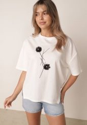 Biały T-shirt z Wiskozy z Perełkami i Kwiatami 3D Rossalie. Białe t-shirty Born2be, l, bez wzorów, z jeansu, bez kołnierzyka, bez ramiączek. Za 79.99 zł.