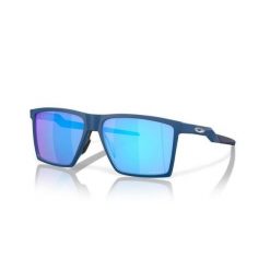 Okulary przeciwsłoneczne szklane Oakley Futurity Sun Prizm. Niebieskie okulary przeciwsłoneczne Oakley, bez wzorów, sportowe. W wyprzedaży za 800.90 zł.
