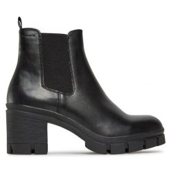 Sztyblety Tamaris. Czarne botki Tamaris, bez wzorów, bez obcasa, na słupku, bez zapięcia. Za 419.99 zł.