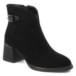 Botki damskie D&A o eleganckim fasonie z zamszową cholewką ozdobną klamrą i stabilnym obcasem typu słupek czarne, CR62-3190 Black. Czarne botki S.BARSKI, bez wzorów, z zamszu, bez obcasa, na słupku, bez zapięcia. Za 479.00 zł.