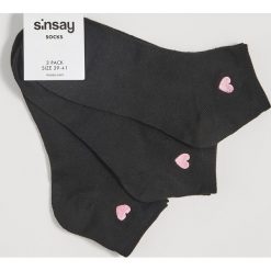Skarpetki z haftowanym sercem - Czarny. Czarne skarpety Sinsay, bez wzorów. Za 9.99 zł.