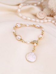 L'Atelier de Gaia Pozłacana bransoletka z cyrkoniami i perłami rozmiar: onesize. Białe bransoletki L'Atelier de Gaia, z cyrkonią, pozłacane. Za 60.99 zł.