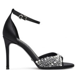 Sandały Guess. Czarne sandały Guess, z aplikacjami, bez obcasa, na szpilce, bez zapięcia. Za 749.99 zł.