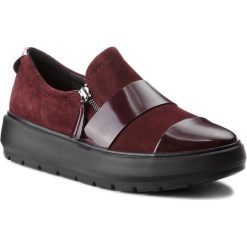 Półbuty GEOX - D Kaula F D84ANF 022BC C7357 Dk Burgundy. Czerwone czółenka Geox, bez wzorów, z materiału, bez obcasa, na koturnie, bez zapięcia. W wyprzedaży za 289.00 zł.