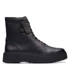 Botki Clarks. Czarne botki Clarks, bez wzorów, bez obcasa, na płaskiej podeszwie, bez zapięcia. Za 679.99 zł.
