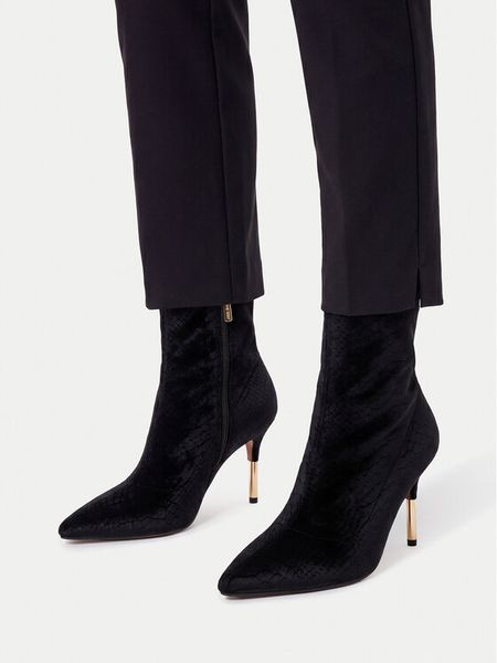 Nine West Botki EO-LBT905665-36B Czarny. Czarne botki Nine West, bez wzorów, z materiału, bez obcasa, na szpilce, bez zapięcia. Za 329.99 zł.