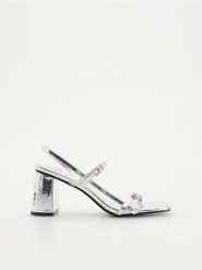 Metaliczne sandały na klocku - srebrny. Szare sandały Reserved, bez wzorów, ze skóry, bez obcasa, bez zapięcia. W wyprzedaży za 45.99 zł.