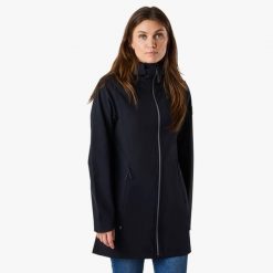 Kurtka softshell damska turystyczna wodoodporna oddychająca Trondheim. Czarne kurtki sportowe SWEDEMOUNT, bez wzorów, z softshellu, bez kaptura, trekkingowe. W wyprzedaży za 359.99 zł.