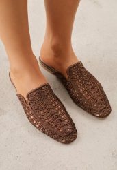 Brązowe Ażurowe Klapki Mule z Plecioną Cholewką Raguela. Brązowe klapki Renee, w ażurowe wzory, z jeansu, bez obcasa, na płaskiej podeszwie. Za 99.99 zł.