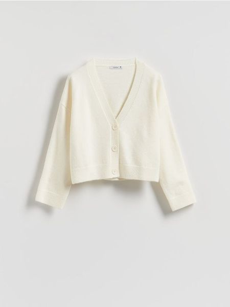 Rozpinany kardigan - kremowy. Białe kardigany Reserved, l, bez wzorów, z dzianiny. W wyprzedaży za 89.99 zł.