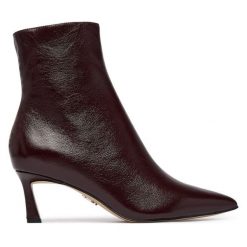 Botki Steve Madden. Czerwone botki Steve Madden, bez wzorów, bez obcasa, na szpilce, bez zapięcia. Za 639.99 zł.