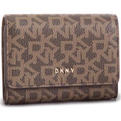 Mały Portfel Damski DKNY - R82ZJ503 Mocha Logo/Vic 244. Brązowe portfele DKNY, bez wzorów, ze skóry ekologicznej. W wyprzedaży za 209.00 zł.