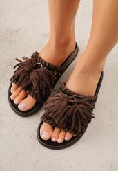 Czarne Klapki w Stylu Boho Zdobione Frędzlami Stavania. Czarne klapki Born2be, z aplikacjami, z jeansu, bez obcasa, na płaskiej podeszwie. Za 99.99 zł.