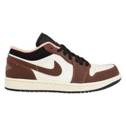 Buty sportowe Air Jordan 1 Low Mocha. Brązowe obuwie sportowe Jordan, bez zapięcia. W wyprzedaży za 119.90 zł.