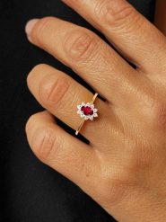 OR Carats Złoty pierścionek z diamentem i kamieniem szlachetnym rozmiar: 60. Czerwone pierścionki OR Carats, z diamentem, złote. Za 1,840.99 zł.