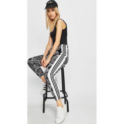 Adidas Originals - Spodnie. Czarne spodnie materiałowe Adidas Originals, na co dzień, bez wzorów, z bawełny. W wyprzedaży za 219.90 zł.