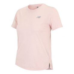 Koszulka damska New Balance WT41253RUH – różowa. Czerwone bluzki New Balance, l, bez wzorów, z materiału, sportowe, bez kołnierzyka, bez ramiączek. Za 139.99 zł.