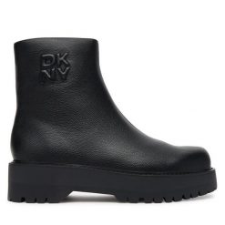 Botki DKNY. Czarne botki DKNY, bez wzorów, bez obcasa, na płaskiej podeszwie, bez zapięcia. Za 889.99 zł.