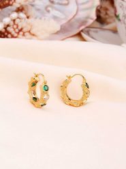 L'Atelier de Gaia Pozłacane kolczyki-kreole z cyrkoniami rozmiar: onesize. Zielone kolczyki L'Atelier de Gaia, z cyrkonią, pozłacane. Za 74.11 zł.