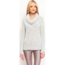 SWETER GOLF DŁUGI RĘKAW DAMSKI LUŹNY, KLASYCZNY. Szare golfy TOP SECRET, bez wzorów, z dzianiny, bez ramiączek. W wyprzedaży za 59.99 zł.