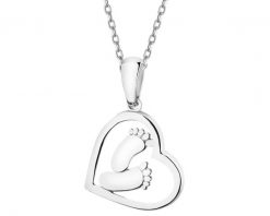 Złota zawieszka - serce, stópki. Żółte skarpety Apart, bez wzorów. Za 979.00 zł.