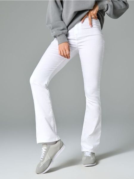 Jeansy FLARE - biały. Białe jeansy Sinsay, l, bez wzorów, z podwyższonym stanem. Za 49.99 zł.