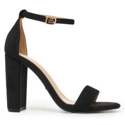 Sandały DeeZee. Czarne sandały DeeZee, bez wzorów, bez obcasa, na słupku, bez zapięcia. Za 139.99 zł.