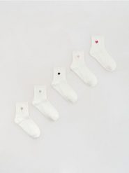 Skarpetki z haftem 5 pack - złamana biel. Skarpety Reserved, bez wzorów. Za 49.99 zł.