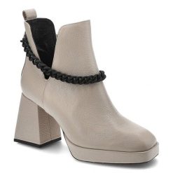 Beżowe Botki Karino Eleganckie Skórzane Buty Na Obcasie. Brązowe botki Karino, bez wzorów, ze skóry, bez obcasa, na obcasie, bez zapięcia. Za 359.00 zł.