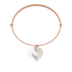 Bransoletka z sercem z masy perłowej na cienkim pudroworóżowym sznurku. Czerwone bransoletki Lilou, z perłą, srebrne. Za 129.00 zł.