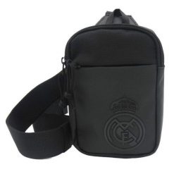Real Madryt saszetka na ramię Cross Body Bag czarna. Czarne torby na ramię REAL MADRID, bez wzorów, na ramię, bez dodatków. Za 89.00 zł.