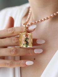 Pierres delicates Naszyjnik z perłami i zawieszką - dł. 50 cm rozmiar: onesize. Czerwone naszyjniki Pierres delicates, z perłą, z mosiądzu. Za 108.99 zł.