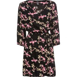 Sukienka kopertowa kreszowana bonprix czarnyu. Czarne sukienki bonprix, bez wzorów, bez kołnierzyka, bez ramiączek, kopertowe. Za 32.99 zł.