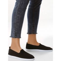Czarne Tenisówki Lots. Czarne obuwie sportowe Born2be, bez wzorów, bez zapięcia. Za 39.99 zł.