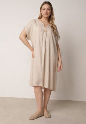 Beżowa Pudełkowa Sukienka z Lnem i Wiskozą Zdobiona Metalicznym Guzikiem Phisoth. Brązowe sukienki Born2be, do pracy, na lato, plus size, z aplikacjami, z bawełny, biznesowe, bez kołnierzyka, plus size, bez ramiączek, midi. Za 89.99 zł.