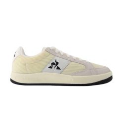 Sneakersy Le Coq Sportif Ashe Team. Białe obuwie sportowe Le Coq Sportif, bez zapięcia. W wyprzedaży za 460.00 zł.