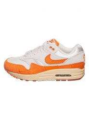 Nike Sportswear Skórzane sneakersy "Air Max 1" w kolorze pomarańczowo-kremowym rozmiar: 38. Brązowe trampki Nike Sportswear, bez wzorów, z materiału, bez zapięcia. Za 247.99 zł.
