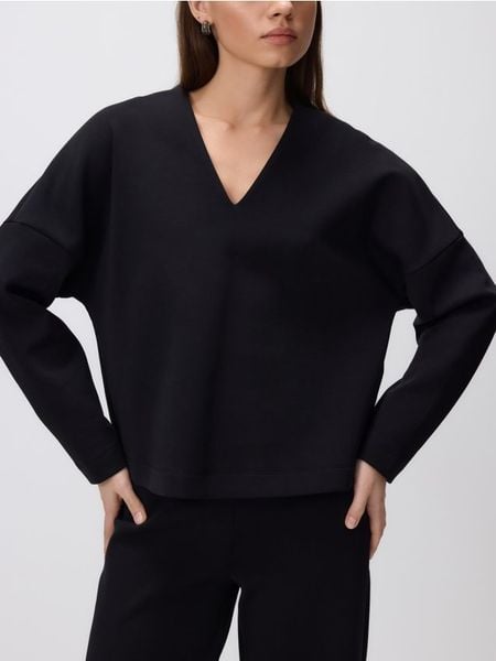 Bluza z dekoltem V - czarny. Czarne bluzy Reserved, l, bez wzorów, z bawełny, bez kaptura. W wyprzedaży za 45.99 zł.