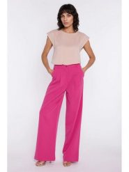 Nife Bluzka w kolorze jasnoróżowym rozmiar: 40. Różowe bluzki Nife, bez wzorów, z wiskozy, bez kołnierzyka, bez ramiączek. Za 202.03 zł.