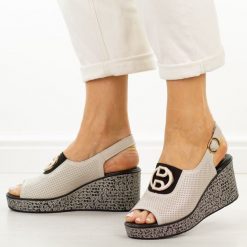 Beżowe skórzane sandały damskie na koturnie S.Barski 7014. Brązowe sandały S.BARSKI, z aplikacjami, z jeansu, casualowe, z okrągłym noskiem, bez obcasa, na koturnie, bez zapięcia. Za 239.00 zł.