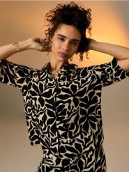 Wiskozowa koszula regular fit z krótkim rękawem - czarny. Czarne koszule Sinsay, l, bez wzorów, z wiskozy, bez kołnierzyka, bez ramiączek. Za 25.99 zł.