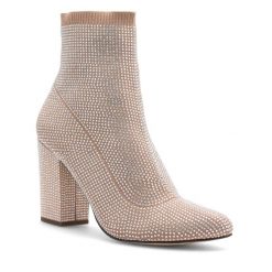 Botki Nine West. Brązowe botki Nine West, bez wzorów, bez obcasa, na słupku, bez zapięcia. Za 299.99 zł.