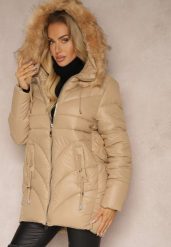Beżowa Trapezowa Kurtka z Pikowanymi Przeszyciami i Kapturem z Odpinanym Futrem Deoiala. Brązowe kurtki narciarskie Renee, l, bez wzorów, z polaru, narciarskie. Za 159.99 zł.