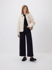 Jeansy wide leg comfort - czarny. Czarne jeansy Reserved, bez wzorów. Za 129.99 zł.